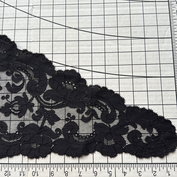 Vintage Black Lace Mantilla Veil – Spanish Style Floral Triangular Shawl - Picture 13 of 16